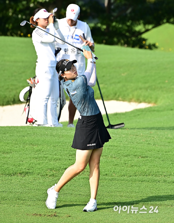 12일 오전 제주 서귀포시 테디 밸리 골프＆리조트(파72&middot;6735야드)에서 열린 두산건설 We&rsquo;ve 챔피언십(총상금 12억 원&middot;우승상금 2억1600만 원) 2라운드 방신실이 세컨샷을 하고 있다. [사진=곽영래 기자]