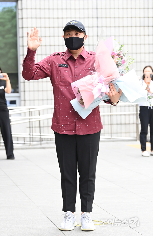 가수 김호중이 9일 오전 서울 서초구청에서 사회복무요원 대체복무를 마치고 소집해제하며 인사하고 있다. [사진=정소희 기자]