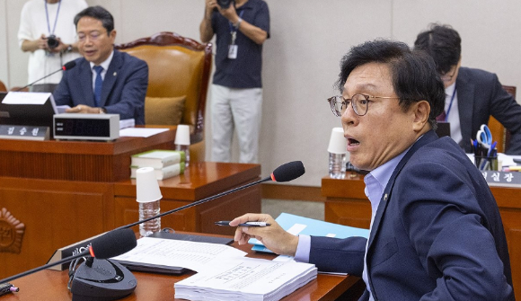 28일 국회에서 열린 법제사법위원회 법안심사 제1소위원회에서 위원장인 더불어민주당 김승원 의원이 28일 국회에서 열린 소위 회의에서 안건 순서 변경을 설명하자 국민의힘 박형수 의원(오른쪽)이 협의 없는 순서 변경이라 항의하고 있다. [사진=연합뉴스]