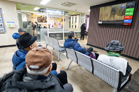 KT가 경기도에 있는 한 경로당에서 어르신들 대상으로 지니 TV 버스 정보 알리미를 시연하는 모습. [사진=KT]