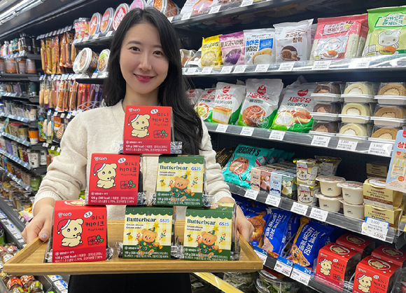 모델이 GS25에서 4000원대 크리스마스 미니케이크를 소개하고 있다. [사진=GS25]