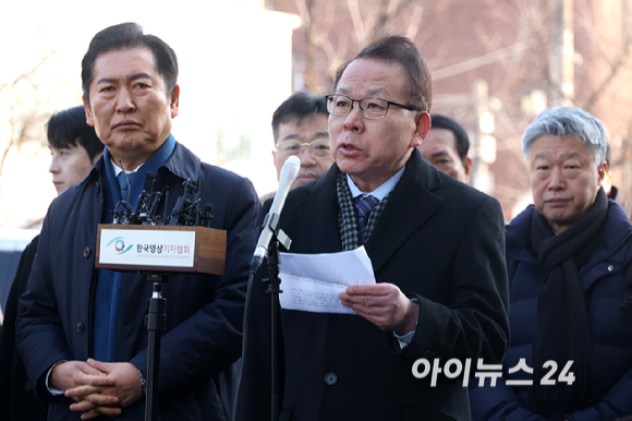 국회 측 탄핵소추대리인단 공동대표인 김이수 전 헌법재판소장이 11일 오전 서울 종로구 헌법재판소에서 열린 윤석열 대통령 탄핵 심판 7차 변론기일에 출석해 입장을 밝히고 있다. [사진=사진공동취재단]