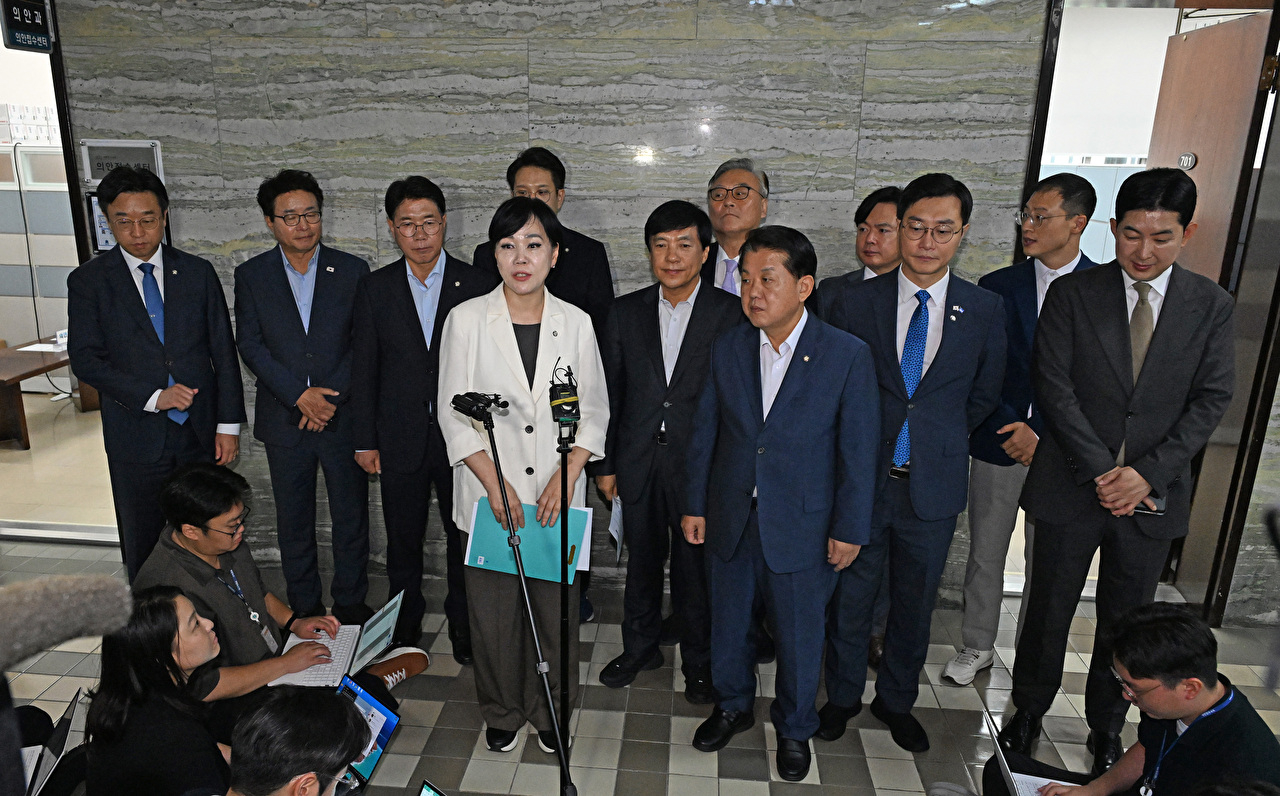 더불어민주당 3대특검 종합대응 특별위원회 이성윤 의원 등이 18일 서울 여의도 국회 의안과에 '윤석열&middot;김건희 등의 국정농단 사건 진상규명을 위한 전담재판부 설치에 관한 법률안'을 제출하고 있다. 2025.9.18 [공동취재] [사진=연합뉴스]