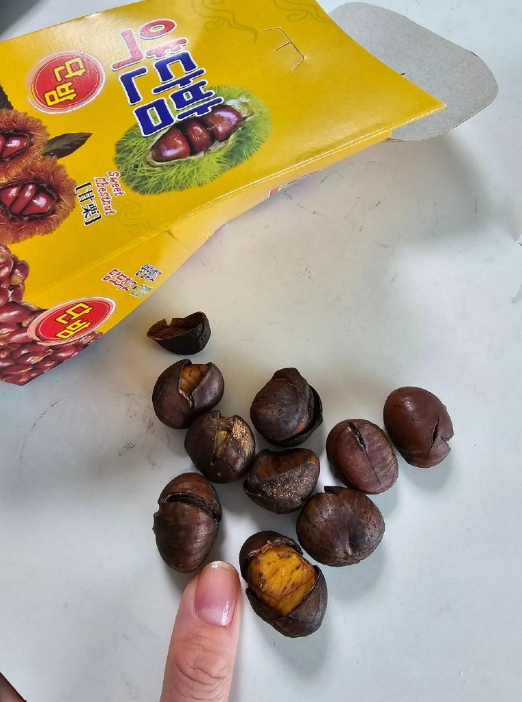 추운데도 군밤을 팔며 열심히 사는 청년을 돕는 마음으로 호의를 베풀었다가 '5만원짜리 군밤'을 사게 됐다는 사연이 전해졌다. [사진=온라인 커뮤니티 '보배드림' 캡처]