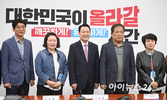 장동혁 당 대표가 24일 서울 여의도 국회에서 열린 CU 가맹주협의회 면담에 앞서 기념촬영을 하고 있다. [사진=곽영래 기자]