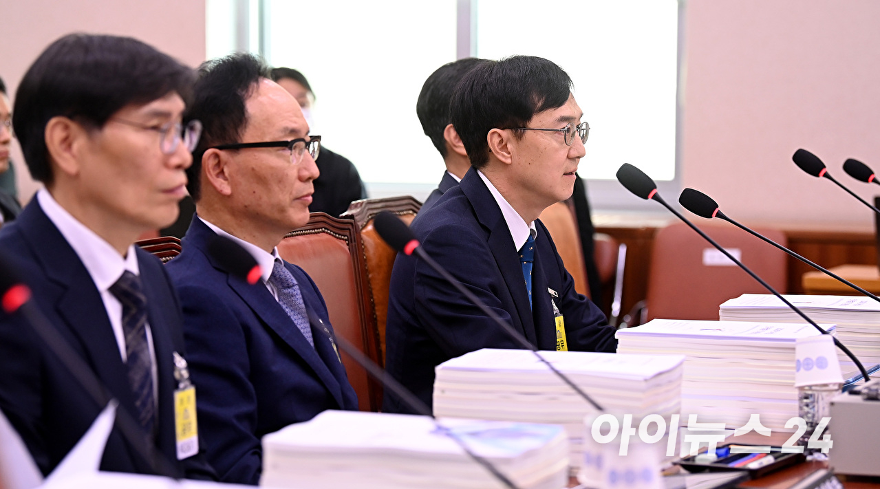 김대웅 서울고등법원장이 16일 서울 여의도 국회에서 열린 법제사법위원회의 서울고등법원 등에 대한 국정감사에서 질의에 답변하고 있다. [사진=곽영래 기자]