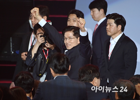 김문수 국민의힘 대선 경선 후보가 3일 오후 경기 일산 킨텍스에서 열린 제5차 전당대회에 입장하고 있다. [사진=곽영래 기자]