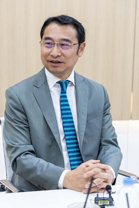 류쉐량 BYD 그룹 부총재 겸 BYD 아태 자동차사업부 총경리가 26일 부산 해운대구 벡스코에서 진행된 '2026 부산모빌리티쇼' 미디어 라운드테이블에서 취재진과 인터뷰를 갖고 있다. [사진=BYD코리아]