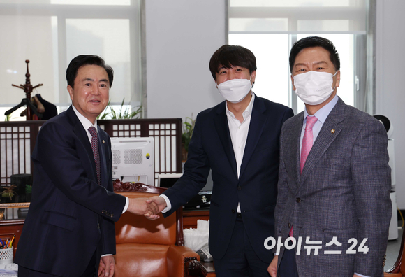 이준석 국민의힘 대표와 김기현 원내대표가 4일 오전 서울 여의도 국회 농해수위 위원장실에서 원내대표 출마 의사를 밝힌 김태흠 의원을 만나 인사하고 있다. [사진=정소희 기자]