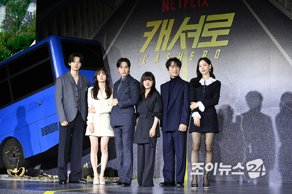 배우 이채민, 김혜준, 이준호, 김향기, 김병철, 강한나가 22일 오전 서울 강남구 삼성동 웨스틴 서울 파르나스에서 열린 넷플릭스 시리즈 '캐셔로' 제작발표회에 참석해 포즈를 취하고 있다. [사진=문수지 기자]