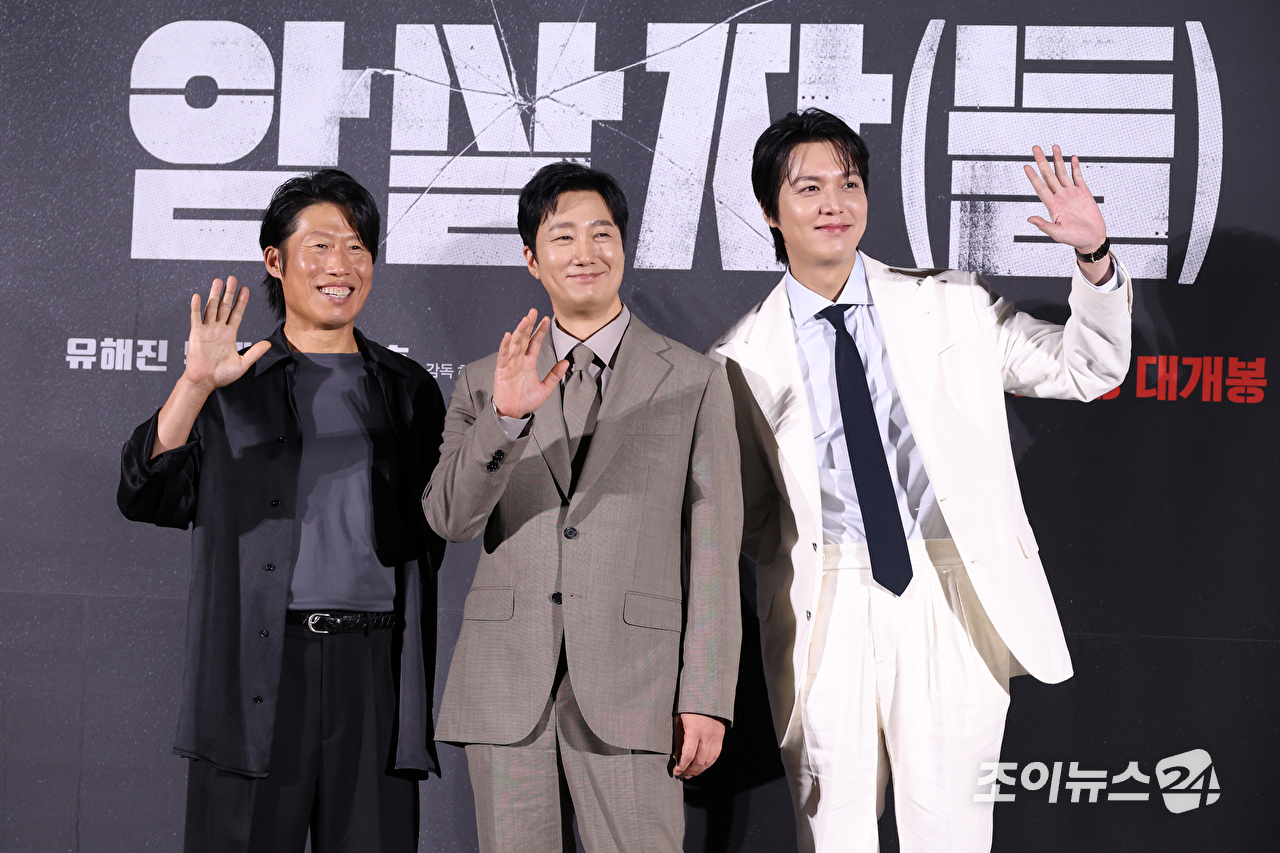 허진호 감독, 배우 유해진, 박해일, 이민호가 10일 오전 서울 용산구 CGV용산아이파크몰점에서 진행된 영화 '암살자(들)'(감독 허진호) 제작보고회에 참석해 포즈를 취하고 있다. [사진=문수지 기자]