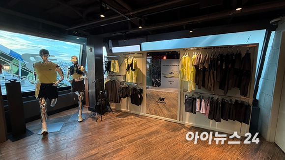 13일 서울 여의도 '뉴발란스 런허브(Run Hub) 팝업스토어' 내부에 대여 가능한 러닝 제품들이 전시돼 있다. [사진=진광찬 기자]