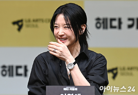 배우 이영애가 지난 4월 8일 오후 서울 강서구 LG아트센터에서 열린 연극 '헤다 가블러' 제작발표회에서 질의에 답변한 뒤 미소를 짓고 있다. [사진=곽영래 기자]