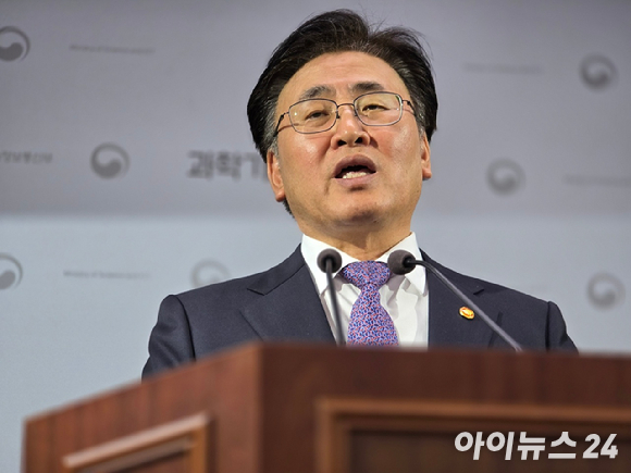 유상임 과학기술정보통신부 장관이 정부세종청사에서 브리핑을 열고 핵심과제별 지난 3월 주요실적 및 4월 추진계획에 대해 발표하고 있다. [사진=안세준 기자]