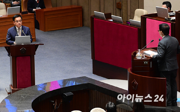 최상목 대통령 권한대행 부총리 겸 기획재정부 장관이 13일 오후 서울 여의도 국회 본회의장에서 열린 제422회 국회(임시회) 제5차 본회의 경제 분야 대정부질문에서 박지원 더불어민주당 의원의 질의에 답변하고 있다. [사진=정소희 기자]
