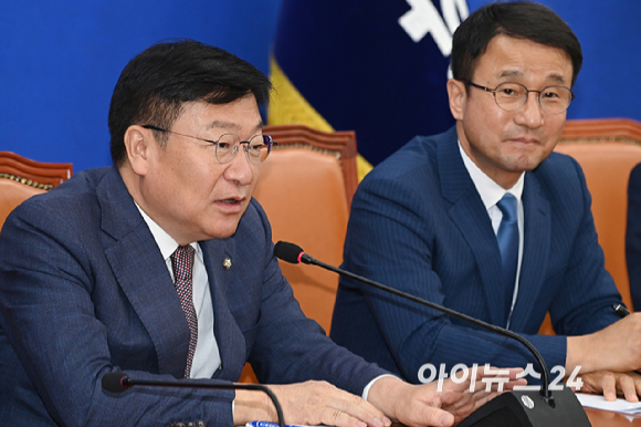 한병도 더불어민주당 원내대표가 11일 서울 여의도 국회에서 정점식 국민의힘 원내대표를 접견한 가운데 발언을 하고 있다. [사진=곽영래 기자]