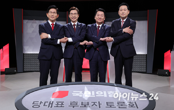 국민의힘 당대표 후보들이 17일 서울 여의도 KBS에서 열린 2차 TV토론회에 앞서 포즈를 취하고 있다. 김문수(왼쪽부터), 조경태, 안철수, 장동혁, 국민의힘 당대표 후보 [사진=국회사진기자단]