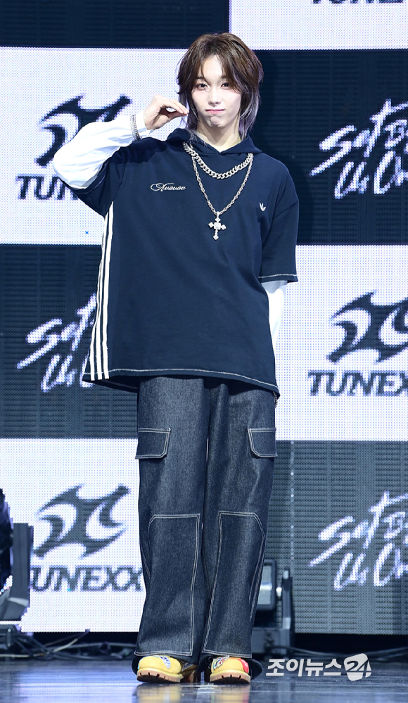 3일 오후 서울 광진구 광장동 예스24라이브홀에서 신인 보이그룹&nbsp;튜넥스(TUNEXX)&nbsp;첫 번째 미니 앨범 '셋 바이 어스 온리'(SET BY US ONLY) 발매 기념 쇼케이스가 열렸다.&nbsp;튜넥스 타이라가 포토타임을 갖고 있다. [사진=정소희 기자]