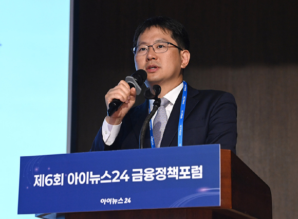 최우영 법무법인 광장 변호사(디지털금융팀 공동팀장)가 18일 서울 중구 은행회관 국제회의실에서 열린 '아이뉴스24 금융정책 포럼'에서 '디지털자산 기본법의 예상 주요 규제 방향'을 제목으로 기조발제를 하고 있다. [사진=곽영래 기자]