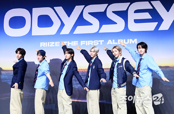 그룹 라이즈가 19일 오전 서울 용산구 블루스퀘어에서 열린 라이즈(RIIZE) 첫 정규 'ODYSSEY(오디세이)' 쇼케이스에 참석하고 있다. [사진=정소희 기자]
