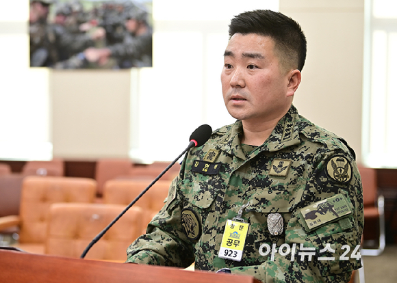 김현태 707특수임무단장이 17일 국회 국방위원회 전체회의에서 윤상현 국민의힘 의원 질의에 답하고 있다. [사진=곽영래 기자]