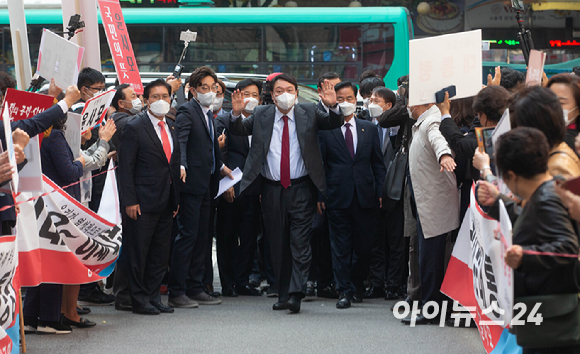 윤석열 국민의힘 대선 경선 후보가 1일 오후 경기 수원시 국민의힘 경기도당 강당에서 열린 '윤석열 국민캠프 경기도 당협위원장 간담회'에 참석하며 지지자들에게 인사를 하고 있다.[사진=국회사진취재단]