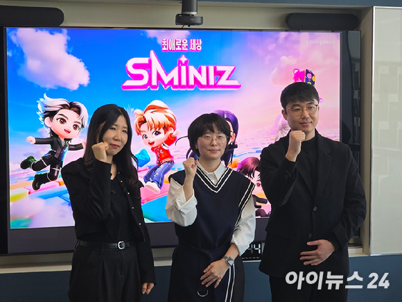 (왼쪽부터) 김용화 메타보라 개발 리드, 김소희 메타보라 제작본부장, 박일웅 슴미니즈 PD가 지난 2일 경기 판교 카카오게임즈 본사에서 열린 '슴미니즈' 개발진 인터뷰에서 기념 촬영을 하고 있다. [사진=카카오게임즈]