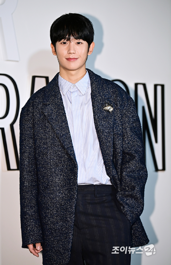 배우 정해인이 1일 오후 서울 성수동 컨셉 스토어에서 열린 Lady Dior Celebeation 전시회에서 포토타임을 갖고 있다. [사진=곽영래 기자]