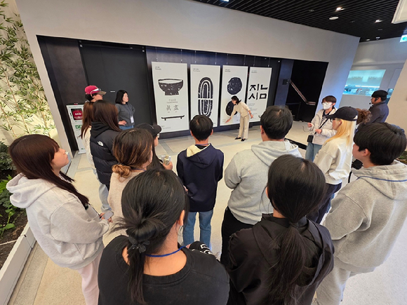 지난 21일 교촌에프앤비 판교 본사에서 진행된 '기업탐방' 프로그램에 참여한 이주배경 청소년들이 사옥을 둘러보고 있다. [사진=교촌]