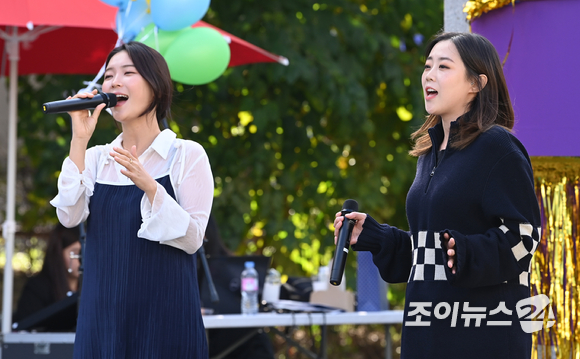 8일 서울 마포구 동교동 연남동 책거리에서 열린 댕댕왕왕 그린볼페스티벌이 열렸다. 가수 클럽소울이 공연을 하고 있다. [사진=김성진 기자]