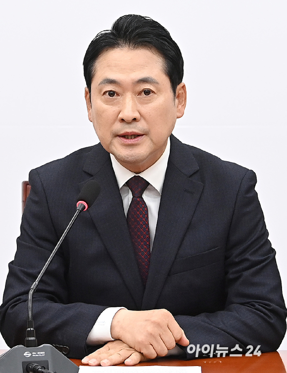 장동혁 국민의힘 대표가 17일 서울 여의도 국회에서 열린 기자간담회에 참석하고 있다. [사진=곽영래 기자]