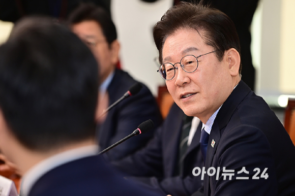 이재명 더불어민주당 대표가 10일 오후 서울 여의도 국회에서 김정욱 신임 대한변호사협회장 당선인을 접견, 발언을 하고 있다. [사진=곽영래 기자]