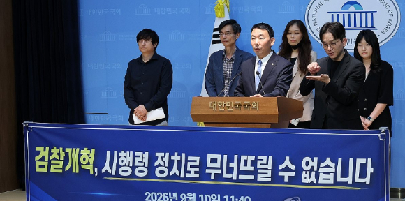 더불어민주당 김용민 의원과 민민운 등 당원 단체 관계자들이 10일 국회 소통관에서 공소청 직제 개편 관련 기자회견을 하고 있다. [사진=연합뉴스]