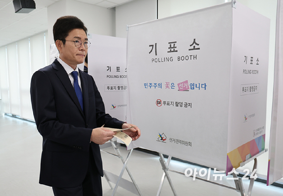 정원오 더불어민주당 서울시장 후보가 제9회 전국동시지방선거 사전투표 첫 날인 29일 오전 서울 중구 소공동행정복합청사에 마련된 사전투표소에서 투표하기 위해 기표소로 이동하고 있다. [사진=곽영래 기자]