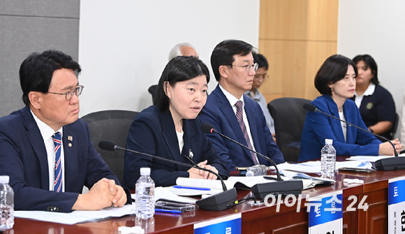 임은정 서울동부지검장이 29일 서울 여의도 국회에서 '검찰개혁의 쟁점은 무언인가 : 국민이 바라는 검찰개혁의 속도와 방향'을 주제로 열린 검찰개혁 긴급 공청회에서 발언하고 있다. [사진=곽영래 기자]
