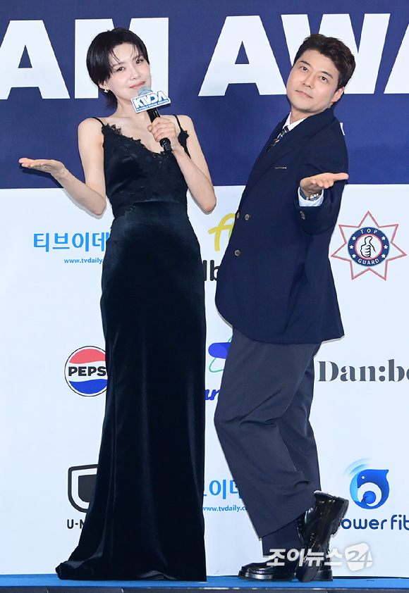 방송인 장도연과 전현무가 27일 경기 고양시 킨텍스에서 열린 2026 케이 월드 드림 어워즈(K WORLD DREAM AWARDS)' 블루카펫에 시상식 MC로 참석하고 있다. [사진=정소희 기자]