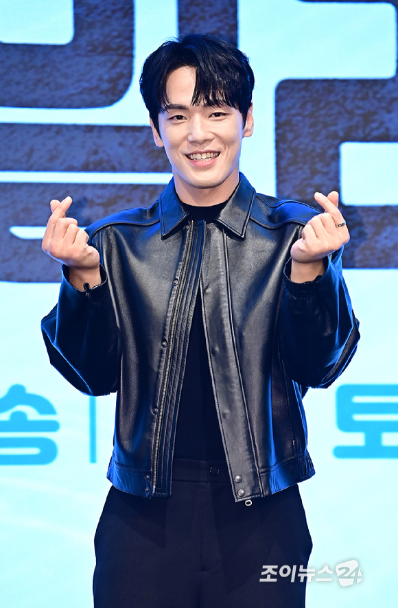 배우 김정현이 25일 오후 서울 구로구 더세인트에서 열린 KBS 2TV 새 주말드라마 '다리미 패밀리' 제작발표회에서 포토타임을 갖고 있다. [사진=곽영래 기자]