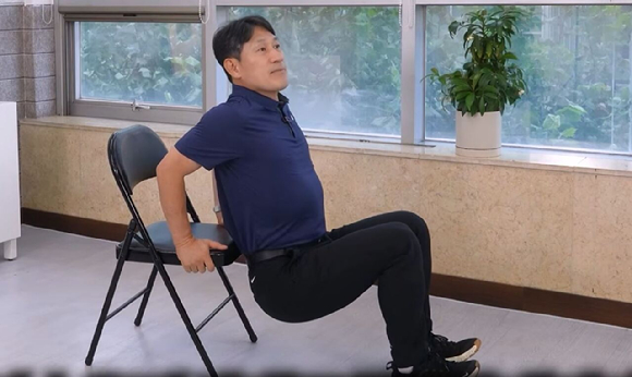 거대하고 복잡한 헬스장 기구 없이 의자만으로 하체노화를 막을 수 있는 가벼운 운동이 전문가에 의해 소개됐다. 본 기사와 무관한 이미지. [사진=픽사베이@happyveganfit]