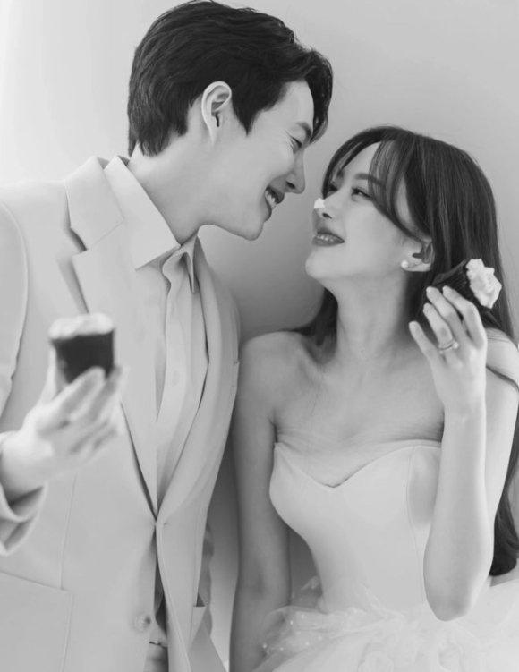 배우 김동호와 헬로비너스 윤조가 웨딩화보를 공개했다. [사진=김동호 인스타그램, 윤조 인스타그램]