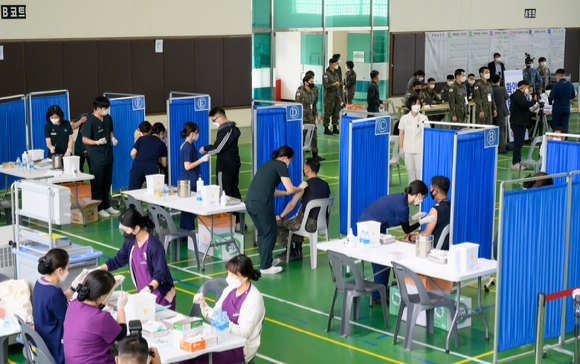 정부는 사회 필수인력에 대한 우선적인 코로나19 백신 예방 접종을 실시했다. [사진=질병관리청]