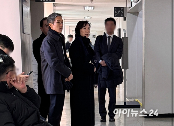 홍원식 전 남양유업 회장이 29일 서울중앙지법에서 열린 특정경제범죄 가중처벌법상 횡령&middot;배임, 배임수재 등 혐의 사건 선고 공판을 마친 뒤 밖으로 나서고 있다. [사진=연합뉴스]