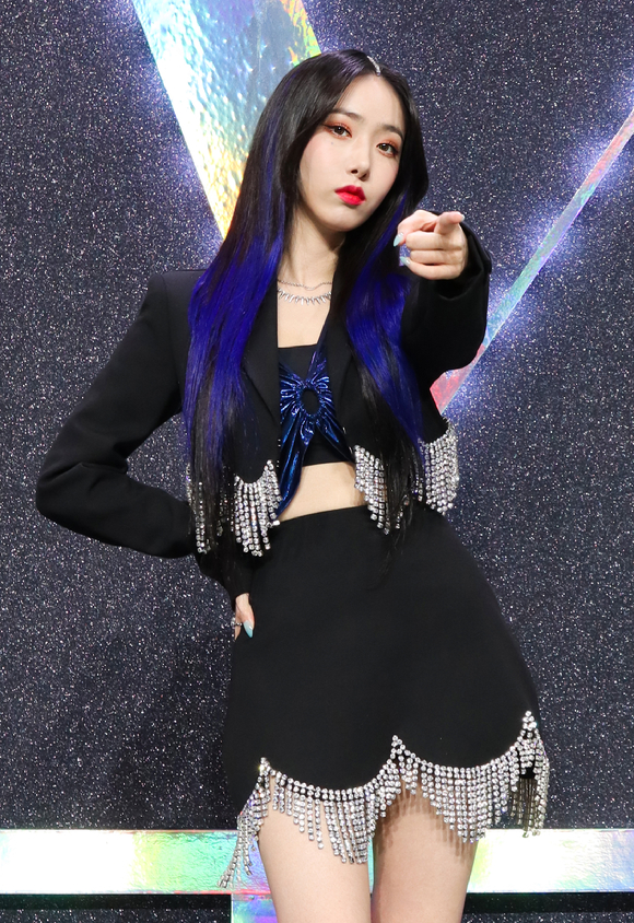 그룹 비비지(VIVIZ)가 9일 온라인으로 진행된 첫 미니앨범 'Beam Of Prism' 발매 기념 쇼케이스에 참석해 포즈를 취하고 있다. [사진=빅플래닛메이드]