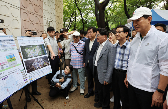 오세훈 서울시장이 4일 서울 도봉구 삼환도봉아파트 재건축사업 현장을 방문, 설명을 듣고 있다. [사진=연합뉴스]