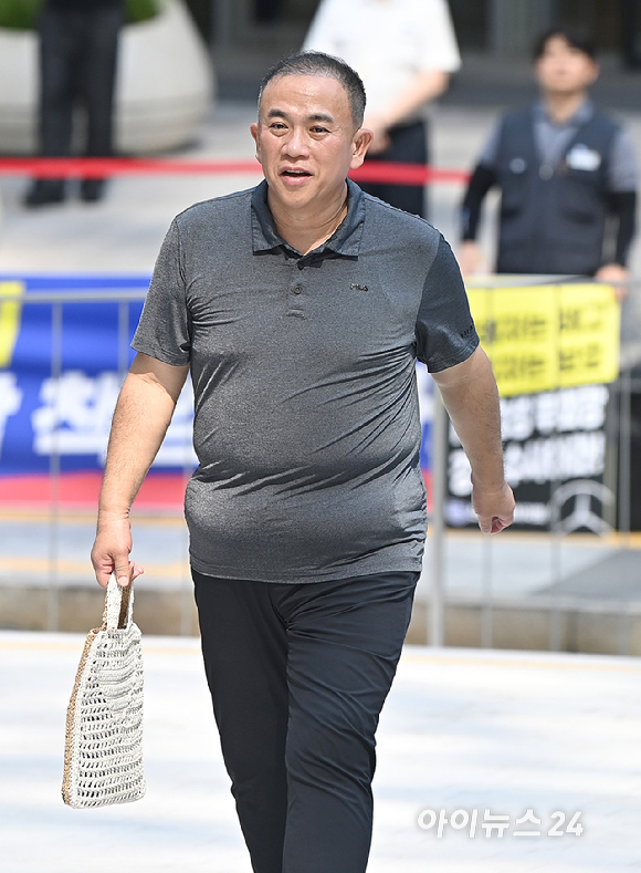 공천개입 의혹을 받는 명태균씨가 1일 오전 서울 종로구에 마련된 김건희 특검팀(특별검사 민중기) 사무실로 조사를 받기 위해 출석하고 있다. [사진=곽영래 기자]