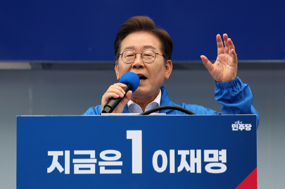 더불어민주당 이재명 대선후보가 17일 광주광역시 서구 김대중컨벤션센터 광장에서 열린 집중 유세에서 지지를 호소하는 연설을 하고 있다. 2025.5.17 [공동 취재] [사진=연합뉴스]