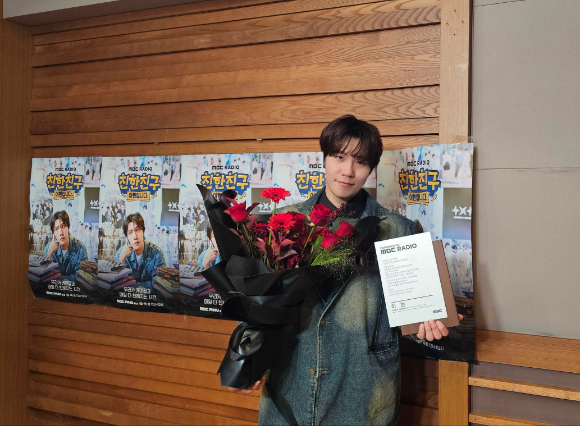 이현이 라디오 '친한친구'의 마지막 방송을 기념해 사진을 촬영하고 있다. [사진=빅히트 뮤직]