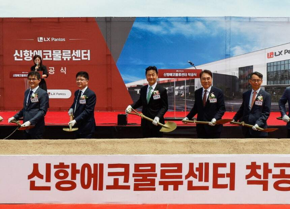 신항에코물류센터 착공식에서 왕철민 LG전자 부사장, 이용호 LX판토스 대표, 이종욱 의원, 김명주 경남도 경제부지사(왼쪽 둘째부터)가 기념촬영을 하고 있다. [사진=LX판토스]