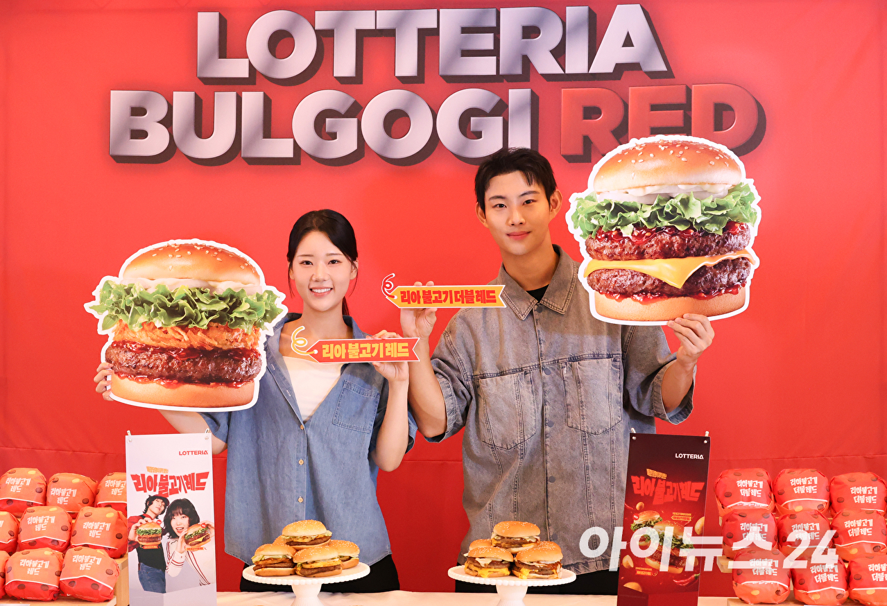 2일 서울 용산구 롯데리아 숙대입구역점에서 진행된 롯데리아 신메뉴 '리아 불고기 레드' 2종 출시 기념 행사에서 모델들이 신제품을 선보이고 있다. [사진=문수지 기자]