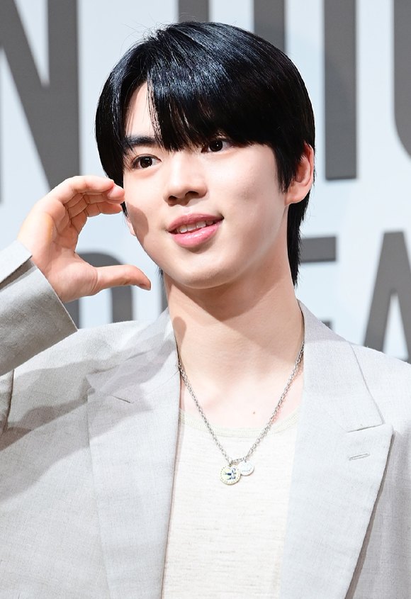 피겨선수 차준환이 18일 오후 서울 동대문구 DDP 아트홀에서 진행된 디올 'DESIGNER OF DREAMS' 전시회 개최 기념 포토월 행사에 참석하고 있다. [사진=정소희 기자]