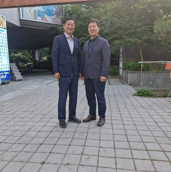 한국경영자협회는 첨단 스마트팜 창업교육을 통해 청년 일자리 100만개 창출을 목표로 삼았다. 김덕원 한국경영자협회 대표와 조 사무엘 랜드마인영어조합인 대표가 스마트팜 창업교육과 관련한 뜻을 모은 뒤 기념촬영하고 있다. [사진=한국경영자협회]